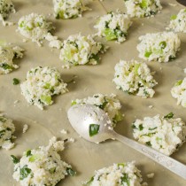 Пельмени без мяса рецепт. ravioli italyanskie pelmeni bez myasa 11. Пельмени без мяса рецепт фото. Пельмени без мяса рецепт-ravioli italyanskie pelmeni bez myasa 11. картинка Пельмени без мяса рецепт. картинка ravioli italyanskie pelmeni bez myasa 11. Равиоли с сыром, творогом и зелёным луком — традиционный рецепт итальянкой кухни. По-нашему — это пельмени без мяса, или вареники. Тесто для равиоли готовят так же, как и для итальянской пасты или яичной лапши. Всё что нужно – свежее крупное яйцо, немного воды и качественная мука. Тесто должно получиться тугим и нелипким, его консистенция зависит от размера яйца. Если яйцо маленькое, добавляйте холодную воду по чуть-чуть. Готовые равиоли можно заморозить на присыпанной мукой доске, переложить в полиэтиленовый пакет и хранить в морозильной камере несколько месяцев.