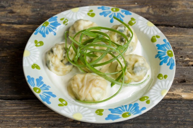 Пельмени без мяса рецепт. ravioli italyanskie pelmeni bez myasa 14. Пельмени без мяса рецепт фото. Пельмени без мяса рецепт-ravioli italyanskie pelmeni bez myasa 14. картинка Пельмени без мяса рецепт. картинка ravioli italyanskie pelmeni bez myasa 14. Равиоли с сыром, творогом и зелёным луком — традиционный рецепт итальянкой кухни. По-нашему — это пельмени без мяса, или вареники. Тесто для равиоли готовят так же, как и для итальянской пасты или яичной лапши. Всё что нужно – свежее крупное яйцо, немного воды и качественная мука. Тесто должно получиться тугим и нелипким, его консистенция зависит от размера яйца. Если яйцо маленькое, добавляйте холодную воду по чуть-чуть. Готовые равиоли можно заморозить на присыпанной мукой доске, переложить в полиэтиленовый пакет и хранить в морозильной камере несколько месяцев.
