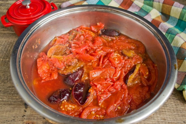 https://pics.botanichka.ru/wp-content/uploads/2018/09/domashniy-ketchup-iz-pomidorov-i-sliv-na-zimu-08.jpg Увариваем сливы с помидорами на среднем огне примерно 30 минут