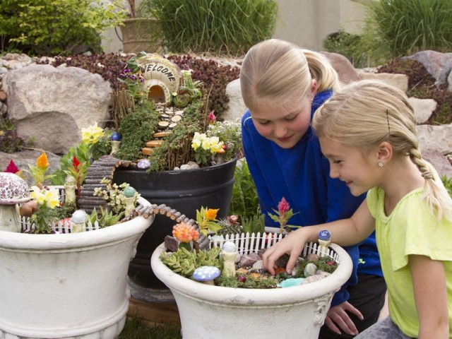Если участок маленький, контейнерный сад - идеальное решение для детской клумбы
