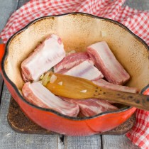 мачанка с ребрышками рецепт. machanka po krestyanski s kolbaskami i svinyimi ryobryishkami 06 e1540226482584. мачанка с ребрышками рецепт фото. мачанка с ребрышками рецепт-machanka po krestyanski s kolbaskami i svinyimi ryobryishkami 06 e1540226482584. картинка мачанка с ребрышками рецепт. картинка machanka po krestyanski s kolbaskami i svinyimi ryobryishkami 06 e1540226482584. Рецепты мачанки в белорусской кухне очень просты, и приготовить их совсем не сложно. Моканка или мачанка по-белорусски считается самым колоритным кушаньем национальной кухни. Это сытное, густое блюдо, наполненное ароматом поджаренного лучка и копченостей, и напоминающее мясной соус. По традиционному рецепту яство подается с блинами. Их нужно свернуть «кульком» или широкой полоской, и брать вместо ложек, чтобы макать (мочать) или зачерпывать густое содержимое посуды. Подают кушанье не только с мучными блинами, но и с картофельными. Самая знаменитая разновидность яства – мясная, но существует яичная на шкварках, и рыбная.