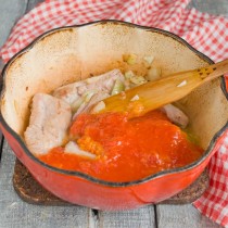мачанка с ребрышками рецепт. machanka po krestyanski s kolbaskami i svinyimi ryobryishkami 07. мачанка с ребрышками рецепт фото. мачанка с ребрышками рецепт-machanka po krestyanski s kolbaskami i svinyimi ryobryishkami 07. картинка мачанка с ребрышками рецепт. картинка machanka po krestyanski s kolbaskami i svinyimi ryobryishkami 07. Рецепты мачанки в белорусской кухне очень просты, и приготовить их совсем не сложно. Моканка или мачанка по-белорусски считается самым колоритным кушаньем национальной кухни. Это сытное, густое блюдо, наполненное ароматом поджаренного лучка и копченостей, и напоминающее мясной соус. По традиционному рецепту яство подается с блинами. Их нужно свернуть «кульком» или широкой полоской, и брать вместо ложек, чтобы макать (мочать) или зачерпывать густое содержимое посуды. Подают кушанье не только с мучными блинами, но и с картофельными. Самая знаменитая разновидность яства – мясная, но существует яичная на шкварках, и рыбная.