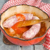 мачанка с ребрышками рецепт. machanka po krestyanski s kolbaskami i svinyimi ryobryishkami 08. мачанка с ребрышками рецепт фото. мачанка с ребрышками рецепт-machanka po krestyanski s kolbaskami i svinyimi ryobryishkami 08. картинка мачанка с ребрышками рецепт. картинка machanka po krestyanski s kolbaskami i svinyimi ryobryishkami 08. Рецепты мачанки в белорусской кухне очень просты, и приготовить их совсем не сложно. Моканка или мачанка по-белорусски считается самым колоритным кушаньем национальной кухни. Это сытное, густое блюдо, наполненное ароматом поджаренного лучка и копченостей, и напоминающее мясной соус. По традиционному рецепту яство подается с блинами. Их нужно свернуть «кульком» или широкой полоской, и брать вместо ложек, чтобы макать (мочать) или зачерпывать густое содержимое посуды. Подают кушанье не только с мучными блинами, но и с картофельными. Самая знаменитая разновидность яства – мясная, но существует яичная на шкварках, и рыбная.