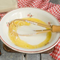 мачанка с ребрышками рецепт. machanka po krestyanski s kolbaskami i svinyimi ryobryishkami 11. мачанка с ребрышками рецепт фото. мачанка с ребрышками рецепт-machanka po krestyanski s kolbaskami i svinyimi ryobryishkami 11. картинка мачанка с ребрышками рецепт. картинка machanka po krestyanski s kolbaskami i svinyimi ryobryishkami 11. Рецепты мачанки в белорусской кухне очень просты, и приготовить их совсем не сложно. Моканка или мачанка по-белорусски считается самым колоритным кушаньем национальной кухни. Это сытное, густое блюдо, наполненное ароматом поджаренного лучка и копченостей, и напоминающее мясной соус. По традиционному рецепту яство подается с блинами. Их нужно свернуть «кульком» или широкой полоской, и брать вместо ложек, чтобы макать (мочать) или зачерпывать густое содержимое посуды. Подают кушанье не только с мучными блинами, но и с картофельными. Самая знаменитая разновидность яства – мясная, но существует яичная на шкварках, и рыбная.