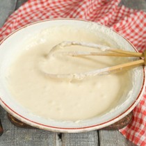 мачанка с ребрышками рецепт. machanka po krestyanski s kolbaskami i svinyimi ryobryishkami 13. мачанка с ребрышками рецепт фото. мачанка с ребрышками рецепт-machanka po krestyanski s kolbaskami i svinyimi ryobryishkami 13. картинка мачанка с ребрышками рецепт. картинка machanka po krestyanski s kolbaskami i svinyimi ryobryishkami 13. Рецепты мачанки в белорусской кухне очень просты, и приготовить их совсем не сложно. Моканка или мачанка по-белорусски считается самым колоритным кушаньем национальной кухни. Это сытное, густое блюдо, наполненное ароматом поджаренного лучка и копченостей, и напоминающее мясной соус. По традиционному рецепту яство подается с блинами. Их нужно свернуть «кульком» или широкой полоской, и брать вместо ложек, чтобы макать (мочать) или зачерпывать густое содержимое посуды. Подают кушанье не только с мучными блинами, но и с картофельными. Самая знаменитая разновидность яства – мясная, но существует яичная на шкварках, и рыбная.