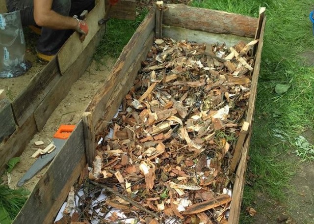 The lowest layer of a warm raised bed serves as a drainage layer