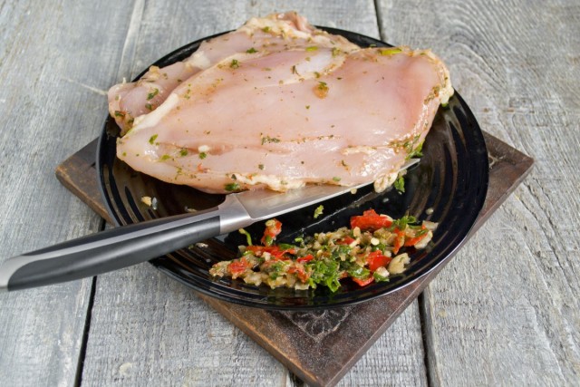 Cчищаем тыльной стороной ножа маринад с мяса Cчищаем тыльной стороной ножа маринад с мяса
