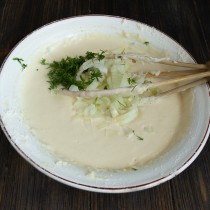 оладьи с кукурузой консервированной и зеленым луком на кефире рецепт. oladi s kukuruzoy i lukom nastoyashhiy domashniy fast fud 08. оладьи с кукурузой консервированной и зеленым луком на кефире рецепт фото. оладьи с кукурузой консервированной и зеленым луком на кефире рецепт-oladi s kukuruzoy i lukom nastoyashhiy domashniy fast fud 08. картинка оладьи с кукурузой консервированной и зеленым луком на кефире рецепт. картинка oladi s kukuruzoy i lukom nastoyashhiy domashniy fast fud 08. Оладьи с кукурузой и луком — простое, вкусное блюдо, которое легко приготовить на завтрак или на ужин. Оладушки получаются пышными, золотистыми, так и просятся в рот. Оладьи с начинкой или блины с припёком готовят во многих странах мира. Начинки могут быть разными — мясными, рыбными, вегетарианскими, фруктовыми или ягодными. Консервированная кукуруза — простая и доступная начинка, которая всегда под рукой. Кукуруза отлично сочетается с луком и сыром, поверьте, получается очень вкусно!