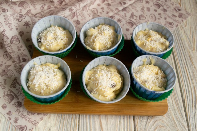 Посыпаем маффины кокосовой стружкой Посыпаем маффины кокосовой стружкой