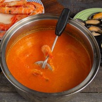 В кипящий суп бросаем морепродукты. После того как он снова закипит, варим ещё 2-3 минуты В кипящий суп бросаем морепродукты. После того как он снова закипит, варим ещё 2-3 минуты
