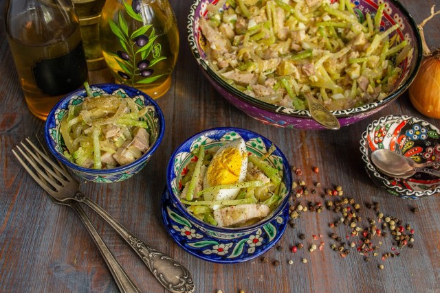 Украшаем салат «Узбекистан» ломтиками варёного яйца. Готово!