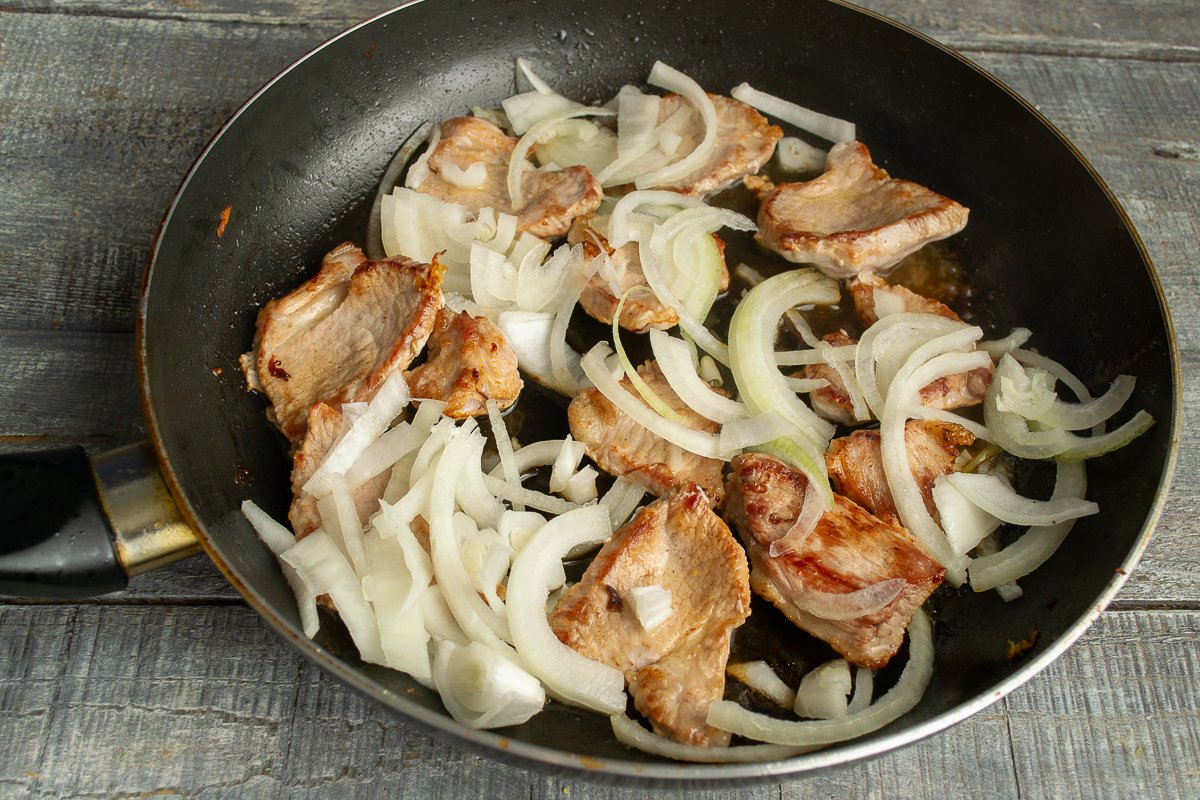 Мясо С Луком На Сковороде Фото
