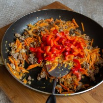 Добавляем болгарский перец и обжариваем с овощами и мясом 1-2 минуты Добавляем болгарский перец и обжариваем с овощами и мясом 1-2 минуты