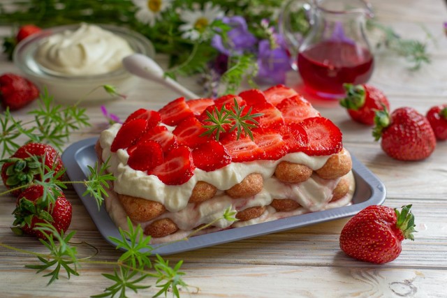 Тирамису с клубникой и сливками рецепт с фото. lyogkiy klubnichnyiy tiramisu bez yaits s rikottoy i slivkami 03. Тирамису с клубникой и сливками рецепт с фото фото. Тирамису с клубникой и сливками рецепт с фото-lyogkiy klubnichnyiy tiramisu bez yaits s rikottoy i slivkami 03. картинка Тирамису с клубникой и сливками рецепт с фото. картинка lyogkiy klubnichnyiy tiramisu bez yaits s rikottoy i slivkami 03. Клубничный тирамису с рикоттой и сливками — легкий десерт для тех, кто не любит кофе или по каким-то причинам вынужден от него отказаться. Если кофе нет в вашем рационе, это не повод отказываться от любимого десерта, ведь для пропитки бисквитного печенья можно придумать разные сиропы, к примеру, клубничный.