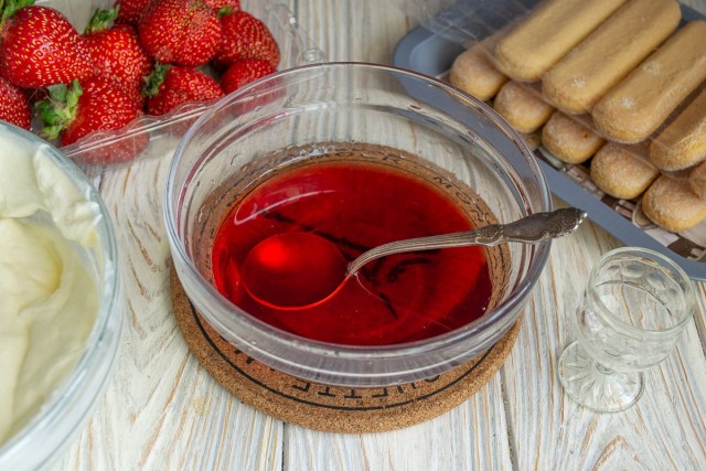Тирамису с клубникой и сливками рецепт с фото. lyogkiy klubnichnyiy tiramisu bez yaits s rikottoy i slivkami 08. Тирамису с клубникой и сливками рецепт с фото фото. Тирамису с клубникой и сливками рецепт с фото-lyogkiy klubnichnyiy tiramisu bez yaits s rikottoy i slivkami 08. картинка Тирамису с клубникой и сливками рецепт с фото. картинка lyogkiy klubnichnyiy tiramisu bez yaits s rikottoy i slivkami 08. Клубничный тирамису с рикоттой и сливками — легкий десерт для тех, кто не любит кофе или по каким-то причинам вынужден от него отказаться. Если кофе нет в вашем рационе, это не повод отказываться от любимого десерта, ведь для пропитки бисквитного печенья можно придумать разные сиропы, к примеру, клубничный.