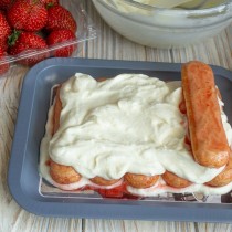 Тирамису с клубникой и сливками рецепт с фото. lyogkiy klubnichnyiy tiramisu bez yaits s rikottoy i slivkami 10. Тирамису с клубникой и сливками рецепт с фото фото. Тирамису с клубникой и сливками рецепт с фото-lyogkiy klubnichnyiy tiramisu bez yaits s rikottoy i slivkami 10. картинка Тирамису с клубникой и сливками рецепт с фото. картинка lyogkiy klubnichnyiy tiramisu bez yaits s rikottoy i slivkami 10. Клубничный тирамису с рикоттой и сливками — легкий десерт для тех, кто не любит кофе или по каким-то причинам вынужден от него отказаться. Если кофе нет в вашем рационе, это не повод отказываться от любимого десерта, ведь для пропитки бисквитного печенья можно придумать разные сиропы, к примеру, клубничный.