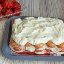 Тирамису с клубникой и сливками рецепт с фото. lyogkiy klubnichnyiy tiramisu bez yaits s rikottoy i slivkami 11. Тирамису с клубникой и сливками рецепт с фото фото. Тирамису с клубникой и сливками рецепт с фото-lyogkiy klubnichnyiy tiramisu bez yaits s rikottoy i slivkami 11. картинка Тирамису с клубникой и сливками рецепт с фото. картинка lyogkiy klubnichnyiy tiramisu bez yaits s rikottoy i slivkami 11. Клубничный тирамису с рикоттой и сливками — легкий десерт для тех, кто не любит кофе или по каким-то причинам вынужден от него отказаться. Если кофе нет в вашем рационе, это не повод отказываться от любимого десерта, ведь для пропитки бисквитного печенья можно придумать разные сиропы, к примеру, клубничный.