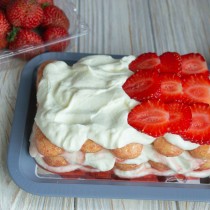 Тирамису с клубникой и сливками рецепт с фото. lyogkiy klubnichnyiy tiramisu bez yaits s rikottoy i slivkami 12. Тирамису с клубникой и сливками рецепт с фото фото. Тирамису с клубникой и сливками рецепт с фото-lyogkiy klubnichnyiy tiramisu bez yaits s rikottoy i slivkami 12. картинка Тирамису с клубникой и сливками рецепт с фото. картинка lyogkiy klubnichnyiy tiramisu bez yaits s rikottoy i slivkami 12. Клубничный тирамису с рикоттой и сливками — легкий десерт для тех, кто не любит кофе или по каким-то причинам вынужден от него отказаться. Если кофе нет в вашем рационе, это не повод отказываться от любимого десерта, ведь для пропитки бисквитного печенья можно придумать разные сиропы, к примеру, клубничный.