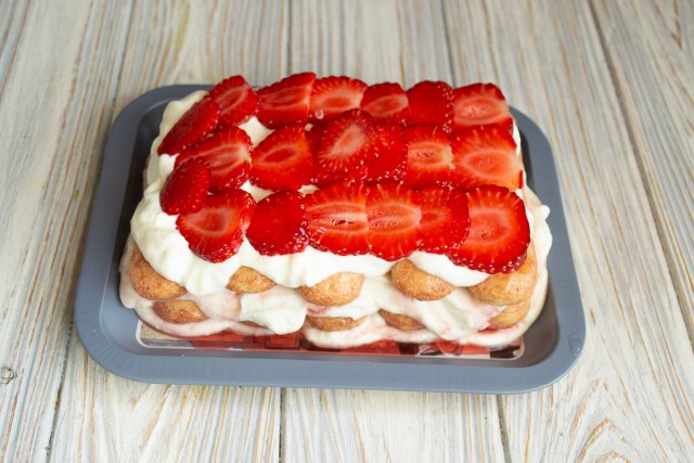 Тирамису с клубникой и сливками рецепт с фото. lyogkiy klubnichnyiy tiramisu bez yaits s rikottoy i slivkami 13. Тирамису с клубникой и сливками рецепт с фото фото. Тирамису с клубникой и сливками рецепт с фото-lyogkiy klubnichnyiy tiramisu bez yaits s rikottoy i slivkami 13. картинка Тирамису с клубникой и сливками рецепт с фото. картинка lyogkiy klubnichnyiy tiramisu bez yaits s rikottoy i slivkami 13. Клубничный тирамису с рикоттой и сливками — легкий десерт для тех, кто не любит кофе или по каким-то причинам вынужден от него отказаться. Если кофе нет в вашем рационе, это не повод отказываться от любимого десерта, ведь для пропитки бисквитного печенья можно придумать разные сиропы, к примеру, клубничный.