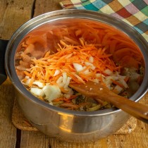 Добавляем в кастрюлю лук и морковь, обжариваем овощи на среднем огне 10 минут