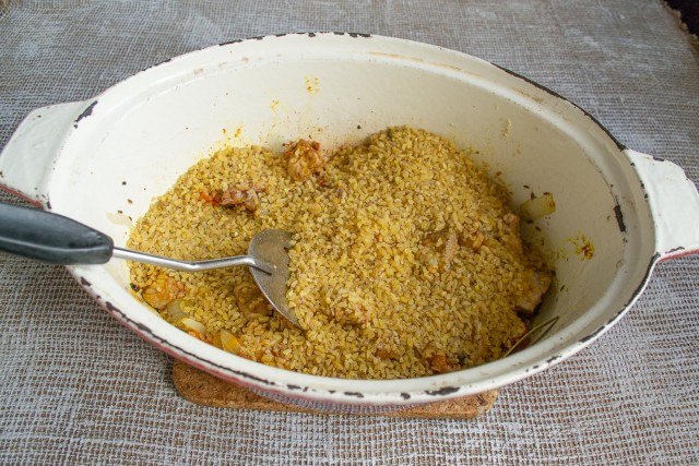 Насыпаем в жаровню булгур, рассыпаем его по мясу ровным слоем Насыпаем в жаровню булгур, рассыпаем его по мясу ровным слоем