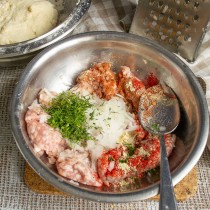 Кладём нарезанный укроп, наливаем 2-3 ст. л. холодной воды Кладём нарезанный укроп, наливаем 2-3 ст. л. холодной воды