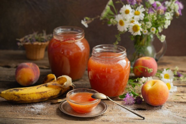Персик и банан варенье. persikovyiy dzhem s bananami 01. Персик и банан варенье фото. Персик и банан варенье-persikovyiy dzhem s bananami 01. картинка Персик и банан варенье. картинка persikovyiy dzhem s bananami 01. Я и раньше подозревала, что из бананов должно получаться вкуснейшее варенье. Они же такие нежные, с мягким одурманивающим запахом… Потом прочитала греческий рецепт яблочно-бананового варенья (ссылку на него дам ниже, тоже отличный рецепт).