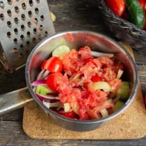 Натираем мякоть томатов на крупной тёрке прямо на овощи в кастрюлю