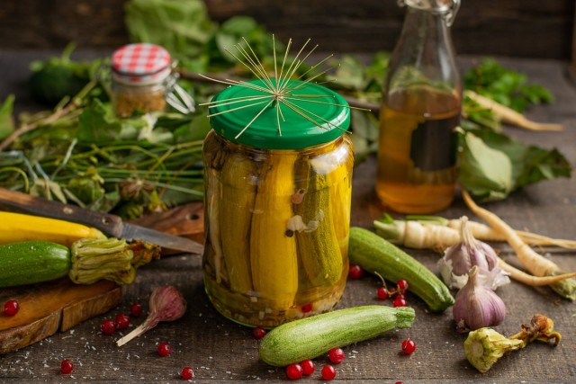 Хрустящие цуккини, маринованные с красной смородиной и чесноком Хрустящие цуккини, маринованные с красной смородиной и чесноком
