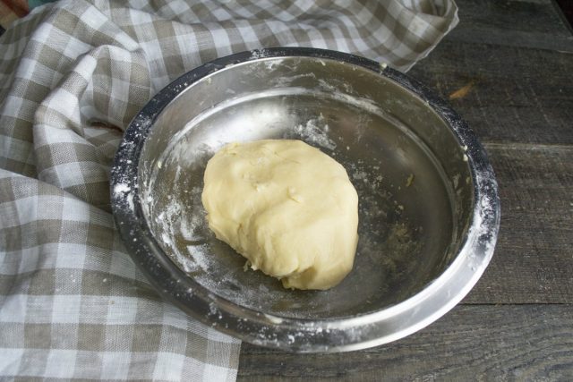 Растираем сухие ингредиенты с маслом, разбиваем куриное яйцо и замешиваем тесто Растираем сухие ингредиенты с маслом, разбиваем куриное яйцо и замешиваем тесто