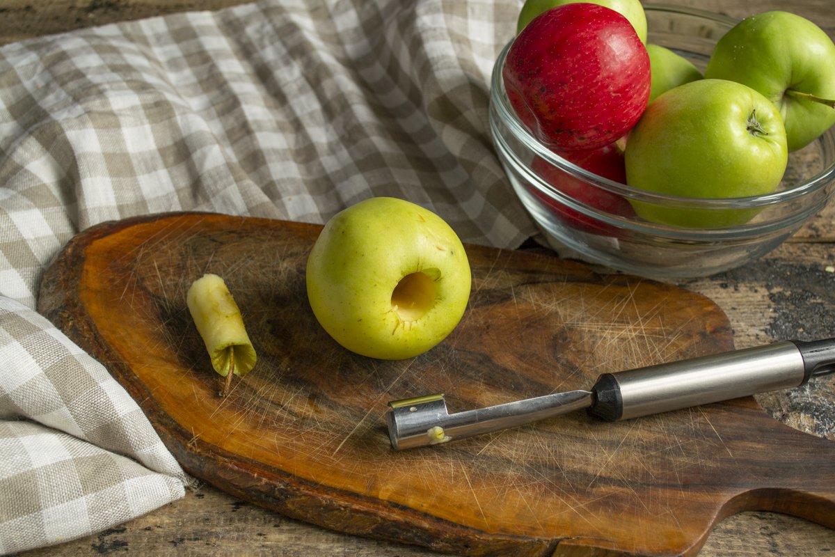 Перед обработкой из яблок иногда вырезают сердцевину. Восковое яблоко. Моет яблоко.
