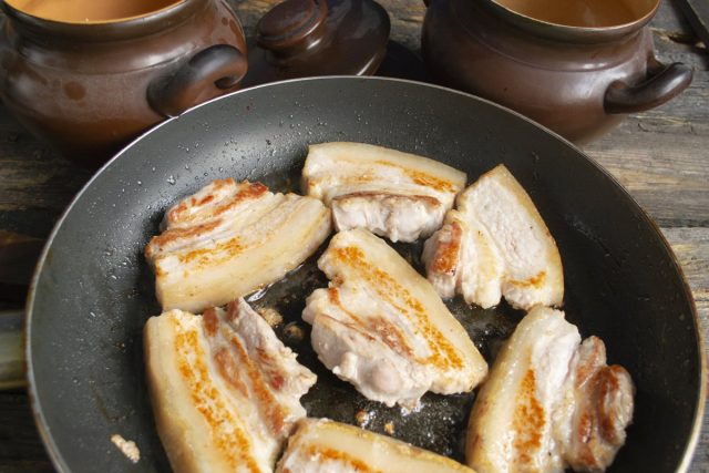 Обжариваем мясо с двух сторон до золотистой корочки Обжариваем мясо с двух сторон до золотистой корочки