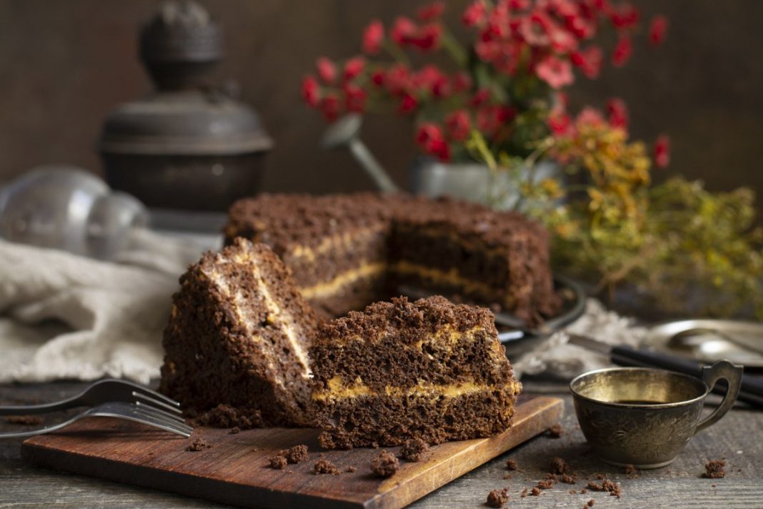 Простой шоколадный торт на кефире со сметанным кремом