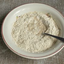 В миску с растворенными дрожжами всыпаем просеянную муку, солим В миску с растворенными дрожжами всыпаем просеянную муку, солим
