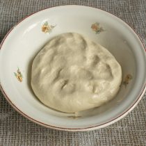 Смазываем миску оливковым маслом, кладём тесто Смазываем миску оливковым маслом, кладём тесто
