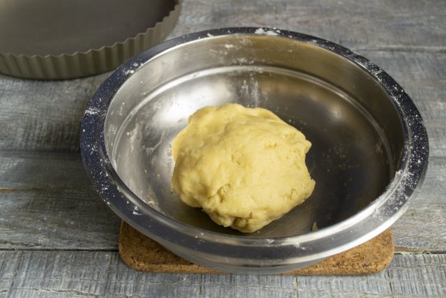 Добавляем яйцо с солью в миску, замешиваем тесто и убираем на 15 минут в холодильник