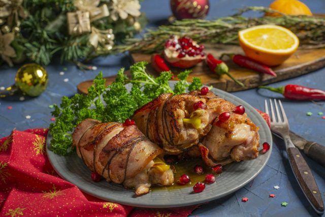 Сочные куриные рулеты с беконом в апельсиновом соусе Сочные куриные рулеты с беконом в апельсиновом соусе