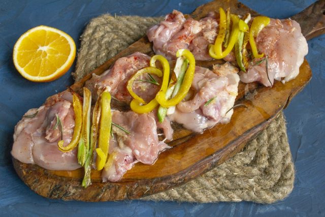 Обжаренные овощи кладём на мясо Обжаренные овощи кладём на мясо