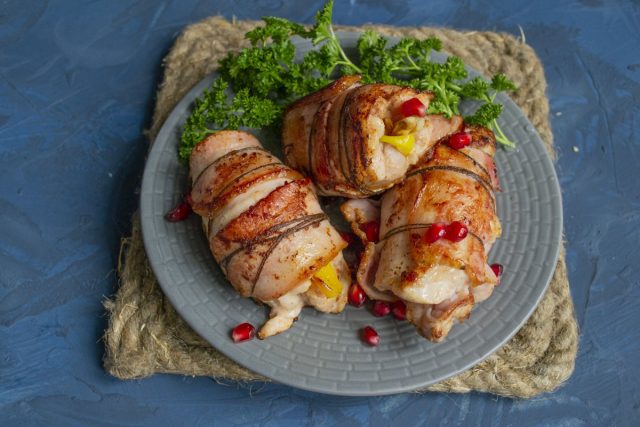 Сочные куриные рулеты с беконом в апельсиновом соусе готовы Сочные куриные рулеты с беконом в апельсиновом соусе готовы