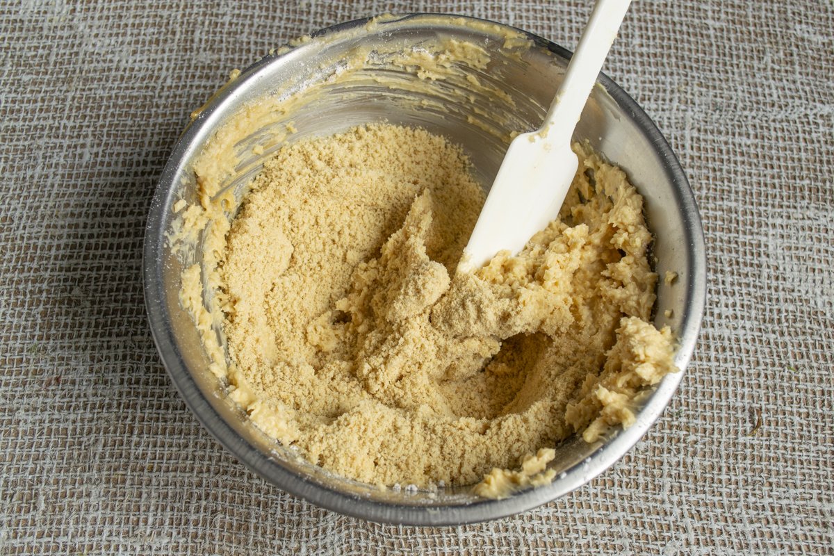 Добавление муки в тесто. Размягченное сливочное масло. Тесто в миске. Пюре жидкое с водой. И тщательно перемешиваем затем в.