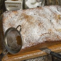 Посыпаем шарлотку сахарной пудрой и молотой корицей Посыпаем шарлотку сахарной пудрой и молотой корицей