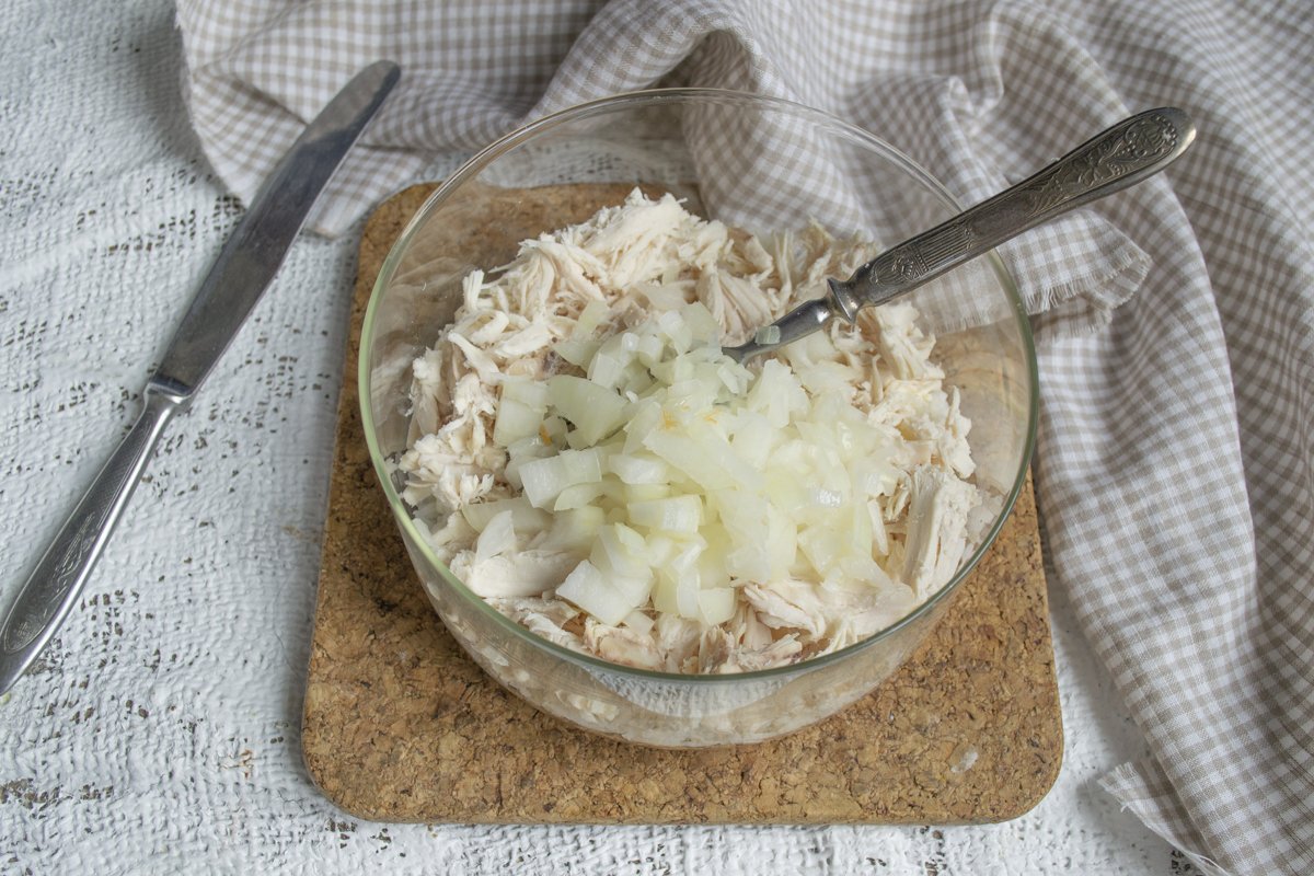 Салат афродита с кальмарами и курицей