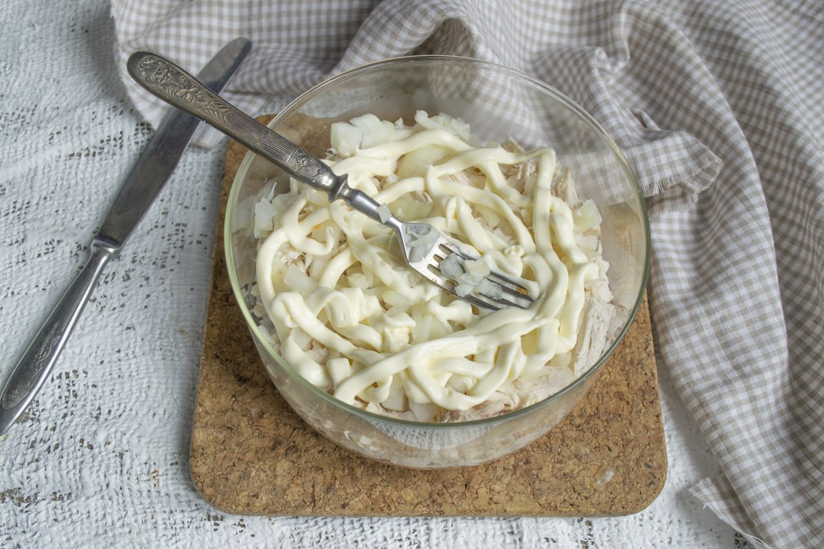 Салат афродита с кальмарами и курицей