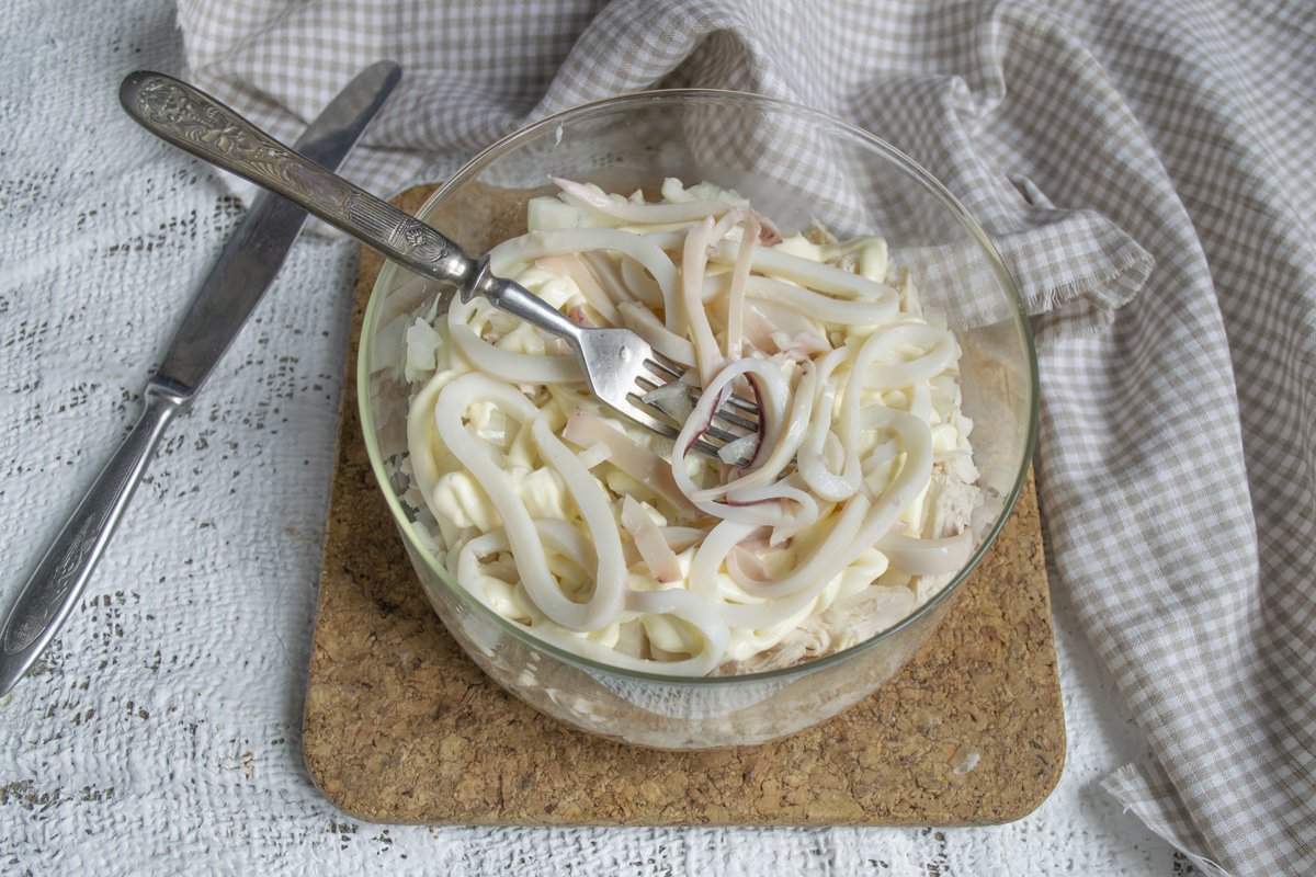 Салат афродита с кальмарами и курицей