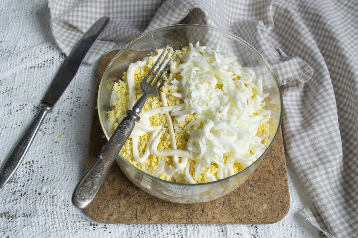 Салат афродита с кальмарами и курицей