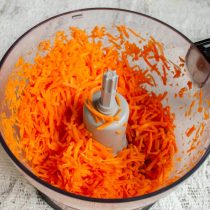 Свежую сладкую морковь измельчаем крупно