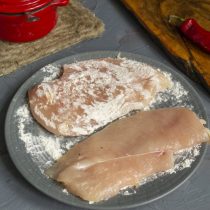 Обваливаем мясо в муке Обваливаем мясо в муке