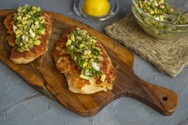 Выкладываем мясо на тарелку, сверху кладём несколько ложек зелёной сальсы Выкладываем мясо на тарелку, сверху кладём несколько ложек зелёной сальсы