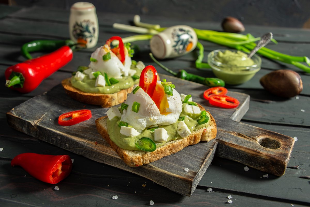 Вкусные бутерброды с авокадо и яйцом пашот Вкусные бутерброды с авокадо и яйцом пашот