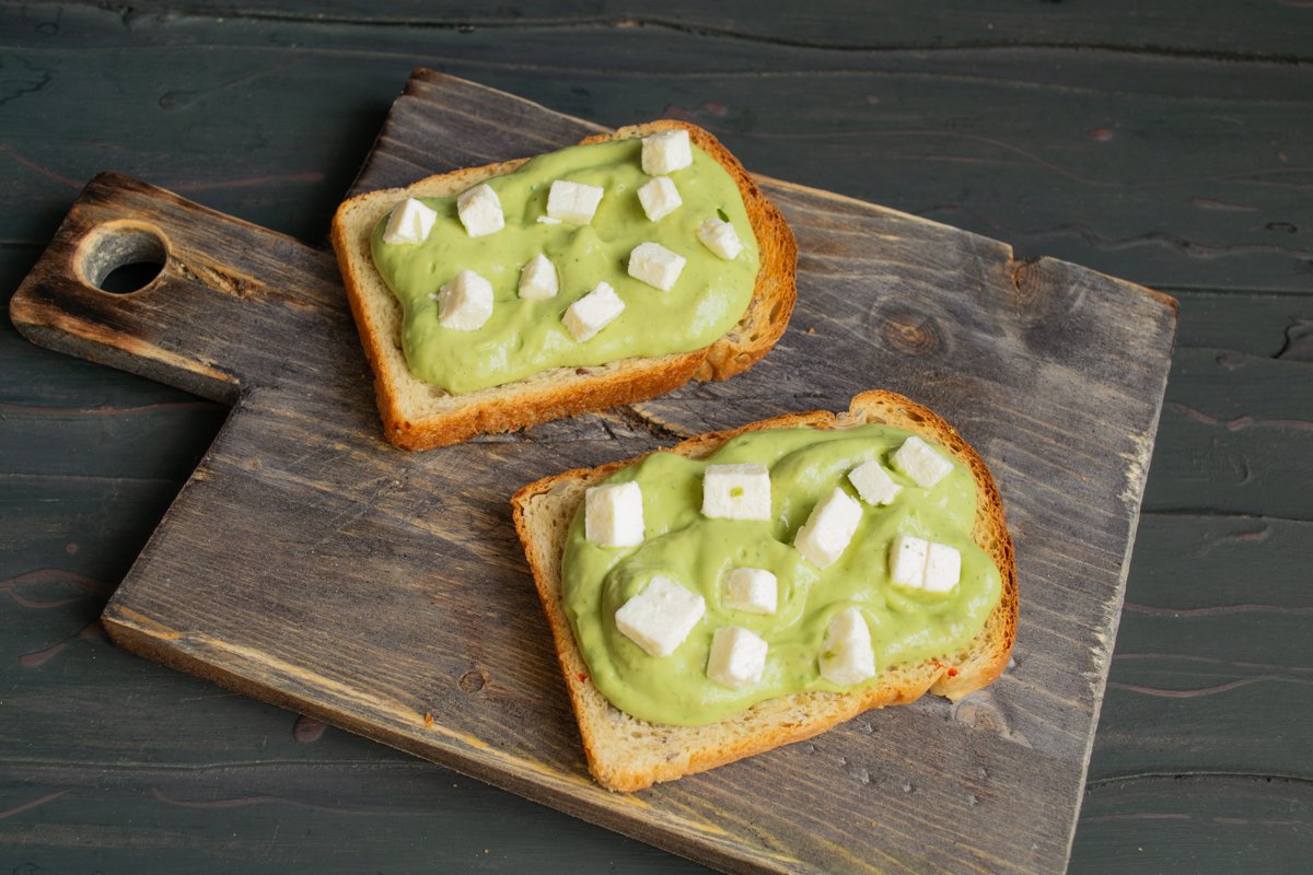 Режем сливочный творожный сыр кубиками, кладём на крем из авокадо Режем сливочный творожный сыр кубиками, кладём на крем из авокадо